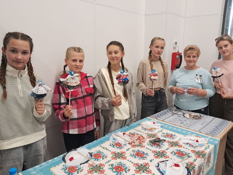 В ДК «Маяк» прошёл мастер-класс по изготовлению куклы-мотанки