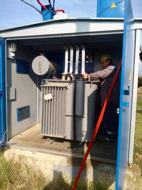 На одной из комплексных трансформаторных подстанций в Акимовском районе сотрудники «Запорожьеэнерго» филиал АО «Юго-Западная ЭСК» провели плановое обслуживание: очистили изоляторы от загрязнений и подтянули контактные...