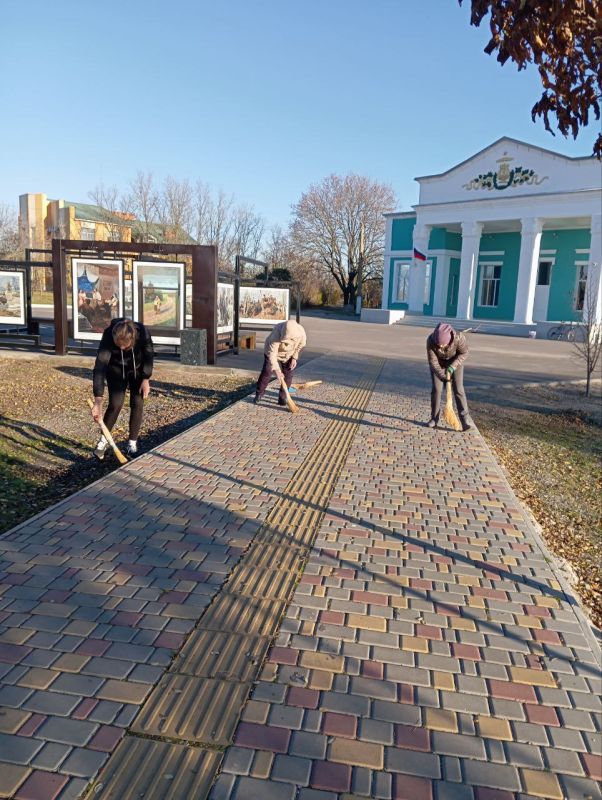 #ОсеннийСубботник. Коллективы отдела культуры администрации и центрального дома культуры