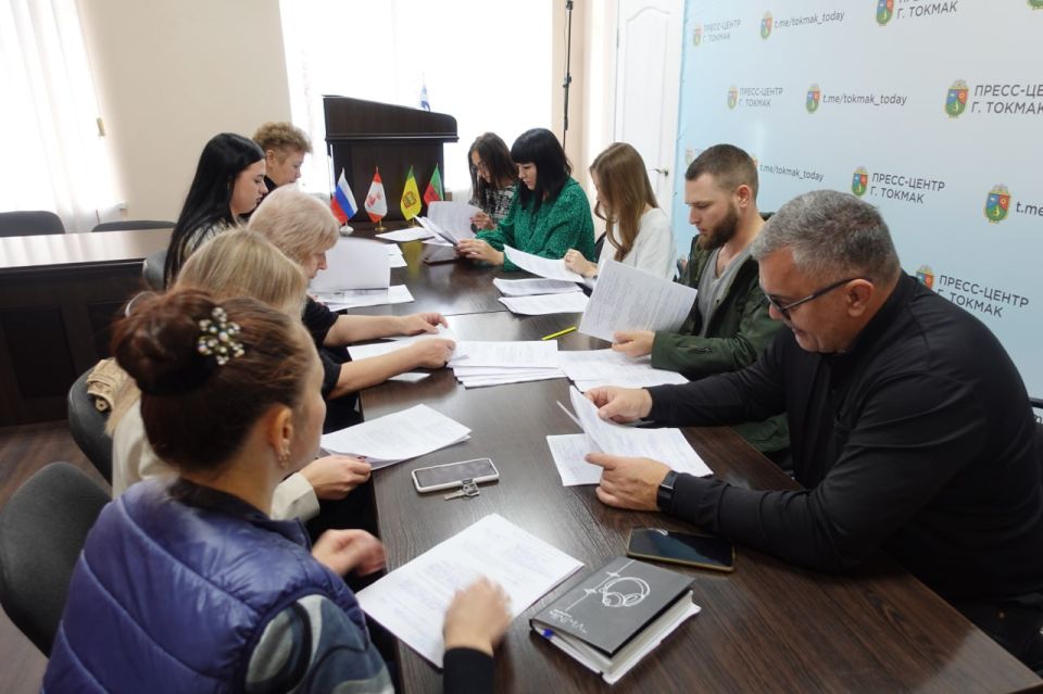 В администрации Токмакского муниципального округа состоялось заседание комиссии по предоставлению безвозмездной гуманитарной помощи гражданам, оказавшимся в тяжелой жизненной ситуации