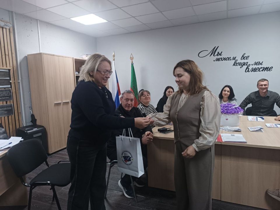 Председатель территориальной избирательной комиссии № 17 зачитала решение о регистрации депутата Энергодарского городского совета первого созыва Буториной Н.С. и вручила ей удостоверение об избрании депутатом