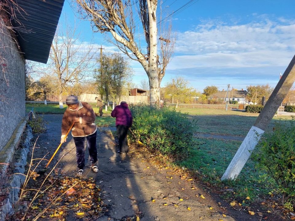 Работники Переможненского СДК, Горьковского СДК и библиотеки организовали субботник! С хорошим настроением все дружно вышли на уборку! Спасибо за участие!