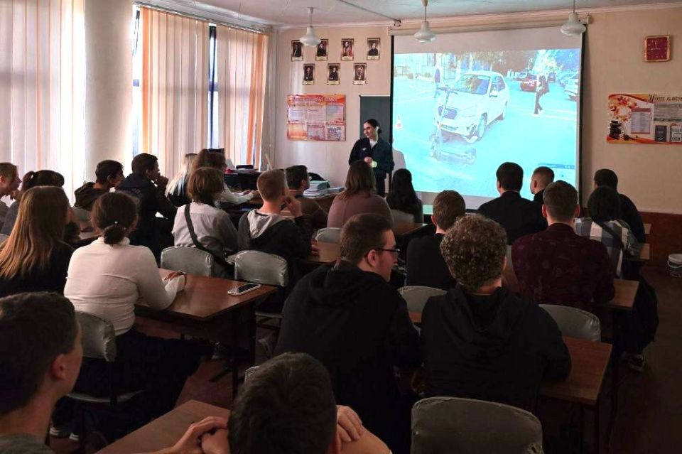 Безопасность на дороге – прежде всего! Инспекторы отдела Госавтоинспекции Отдела МВД России «Токмакский» проводят профилактические беседы с учениками школ перед осенними каникулами