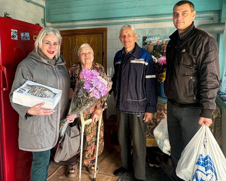 Депутаты Токмакского окружного совета поздравили супружескую пару с 65-летием совместной жизни