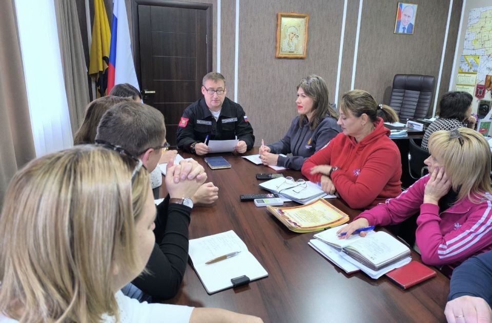 О централизованном вывозе листвы после сегодняшней уборки территорий поговорили на оперативном совещании главы Акимовского муниципального округа Александра Трудоношина