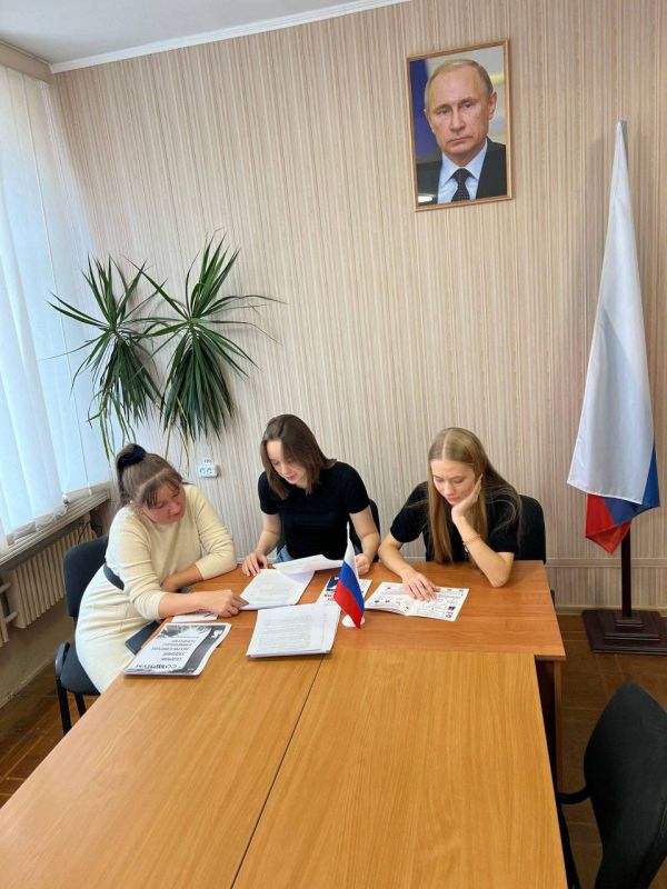 Член ТИК №17 Вакулина С.Г. провела в ГБУ ОО ЗО «СОШ №5» г. Энергодар обучение для будущей участницы Всероссийской олимпиады "Софиум"