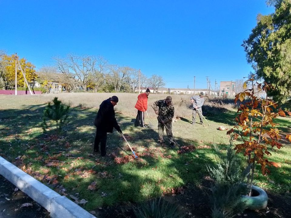 Розовский СДК и сельская библиотека присоединились к районному субботнику! На прилегающей территории - чистота!