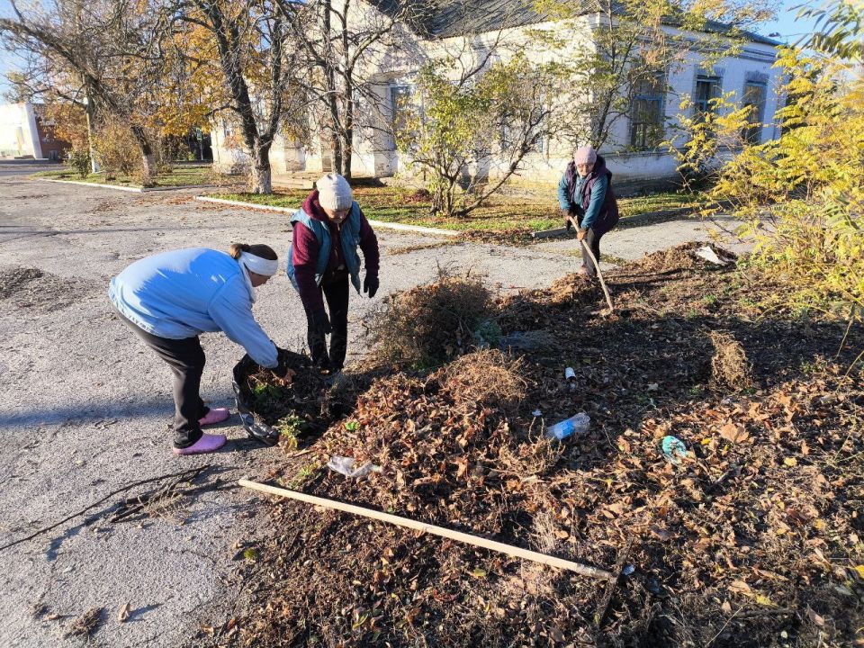#ОсеннийСубботник. На территории Владимировского территориального отдела в субботнике приняли участие сотрудники школы, администрации, ДК, МКУ, библиотеки, представители ИП и неравнодушные жители