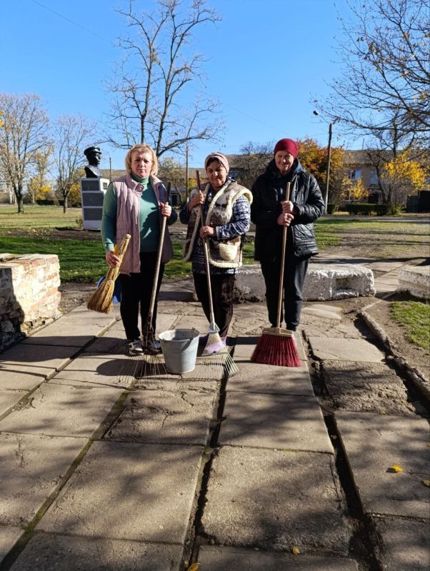 В Чернозёмненском СДК совместно с библиотекой дружно и организовано прошёл субботник