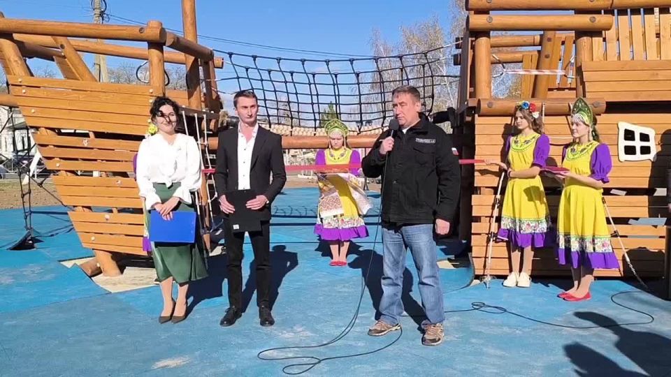 Корабль маленьких пиратов, новенькие лавочки и столики, спортивные тренажеры, ровные дорожки, фонари, и обновленные фасад дома культуры - все это по просьбе администрации Акимовского муниципального округа подарил...