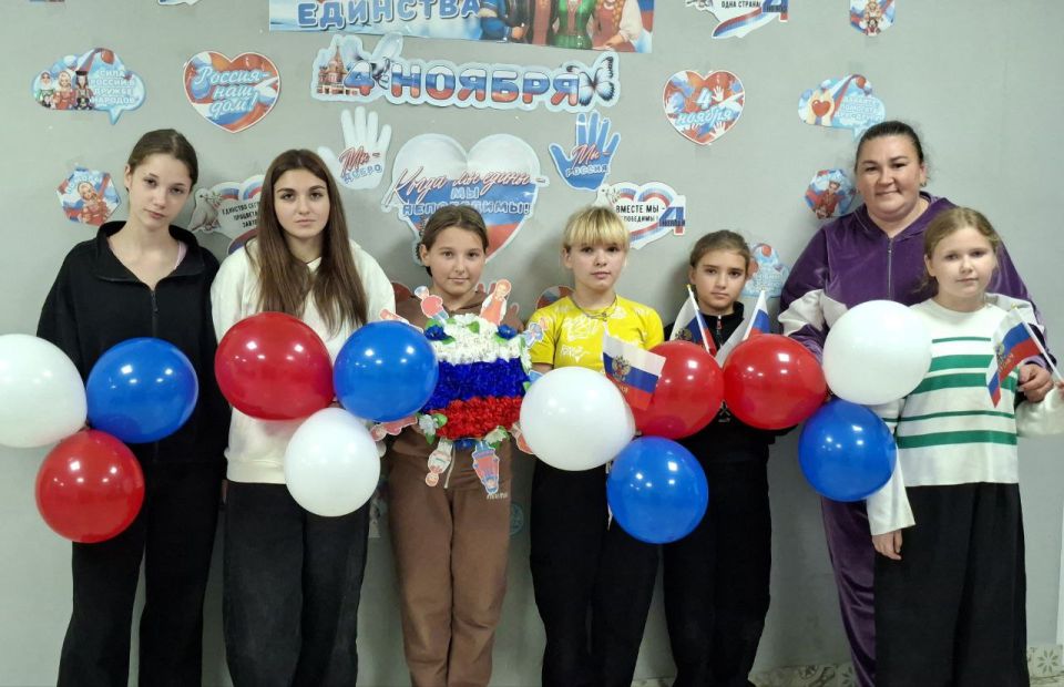 В преддверии Дня народного единства в Гирсовском Доме культуры прошла творческая мастерская "Цветок единства"