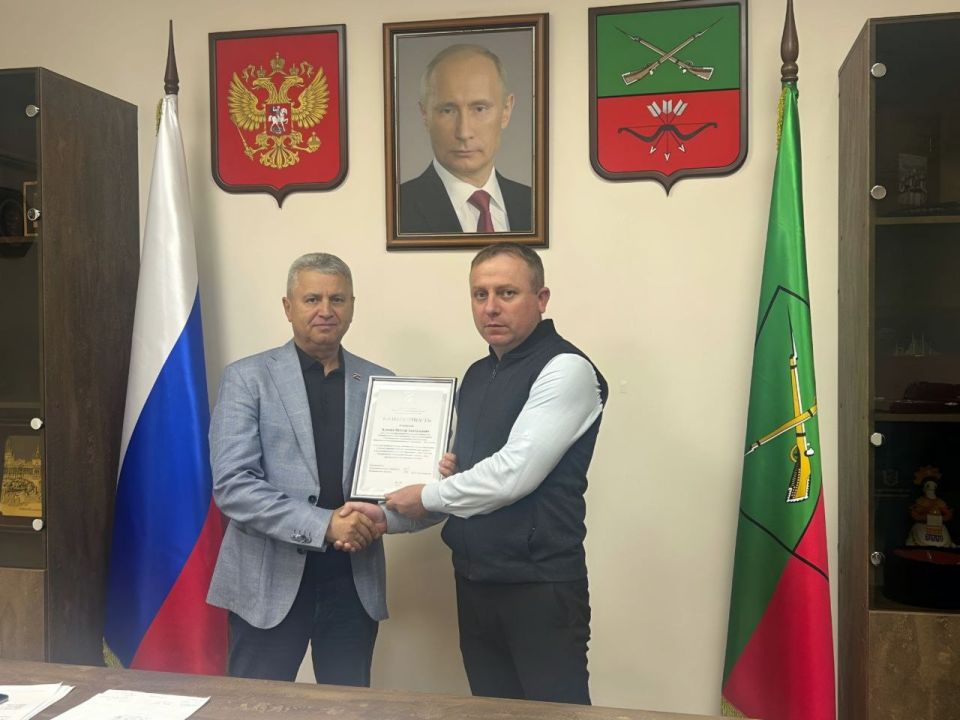 Виктор Емельяненко: В преддверии Дня народного единства вручил благодарность директору школы-интерната «Гармония» Виктору Клочко