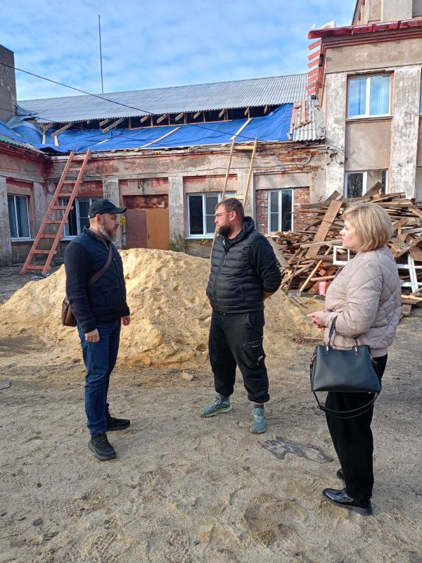 Глава округа проверил ход ремонта кровли в ДК пгт Розовка