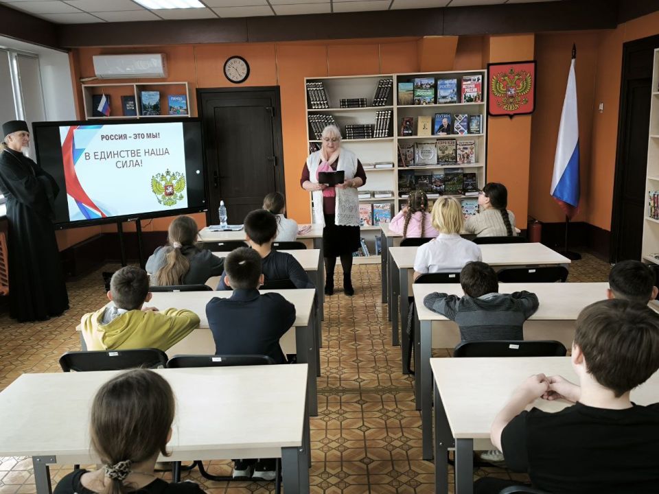 В преддверии Дня народного единства в Токмакской центральной городской библиотеке для учеников школы № 1 прошёл час истории «В единстве наша сила»