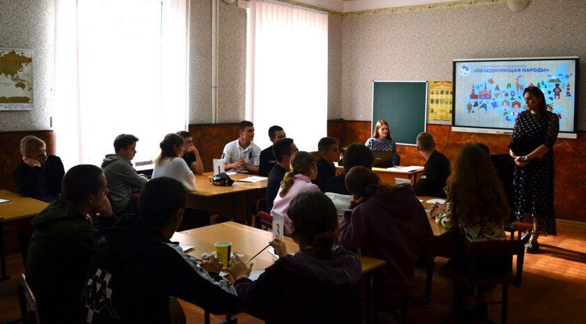 Школьники из Каменки-Днепровской приняли участие в исторической игре «Объединяющая народы»