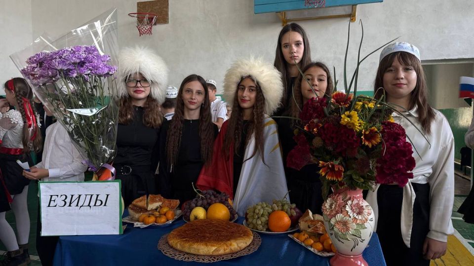 В Константиновской школе № 2 имени Героя Советского Союза П. Т. Одинца в честь Дня Народного Единства прошла ярмарка национальностей
