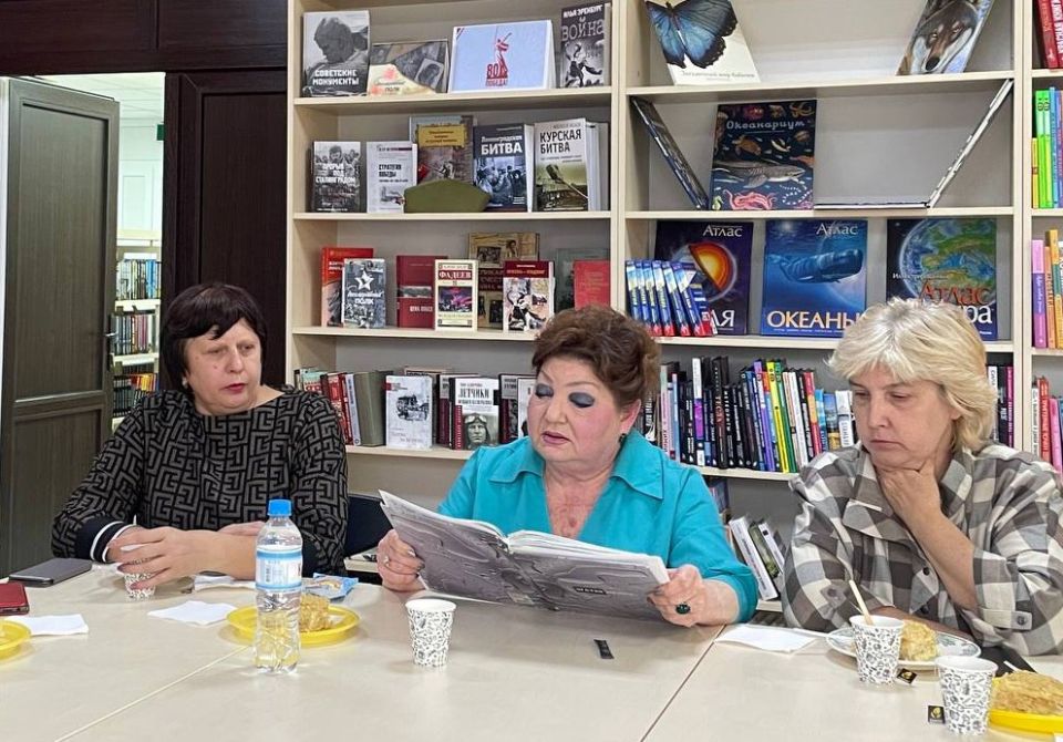 В День народного единства в Токмакской центральной городской библиотеке прошла творческая встреча с местной поэтессой Натальей Агаевой