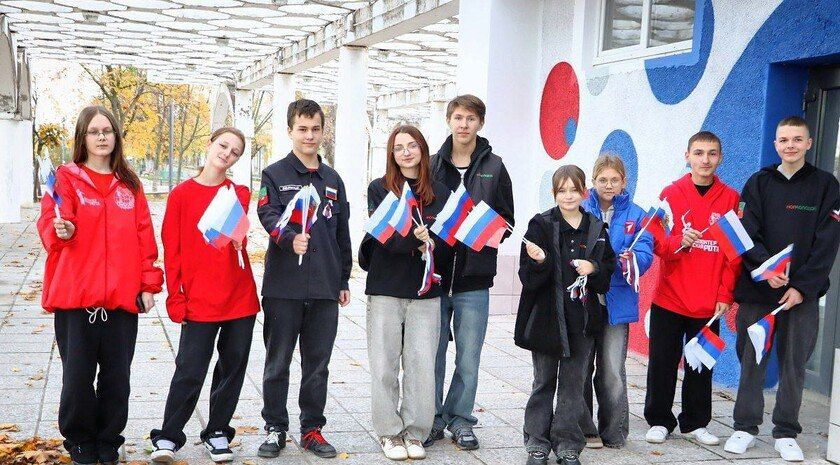 Молодежь Энергодара провела праздничную акцию «Российский триколор»