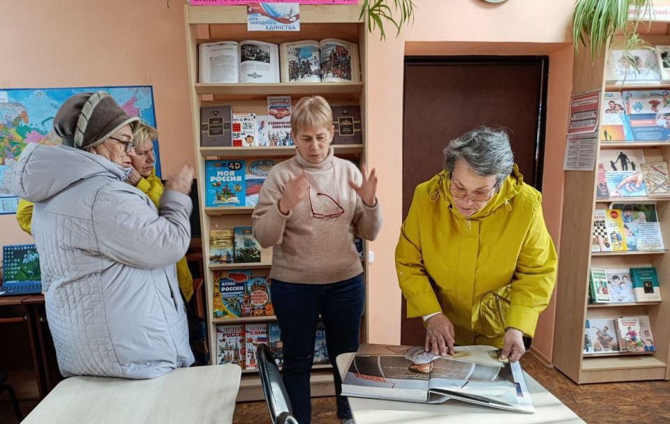 Ко Дню народного единства в Молочанской городской библиотеке-филиале оформлена книжная выставка «Сила России в единстве народа»