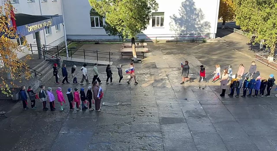 Ученики Орлянской среднеобразовательной школы от всей души поздравляют россиян С Днём народного единства!