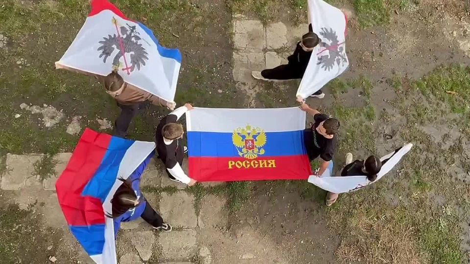 Активисты молодежного движения ЮгМолодой и Молодая Гвардия пгт Черниговка от всей души поздравляют вас с днем народного единства!