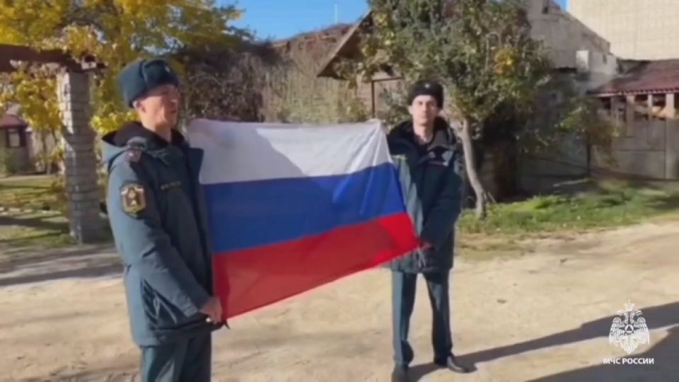 В День народного единства сотрудники МЧС России приняли участие в торжественной церемонии поднятия Государственного флага Российской Федерации