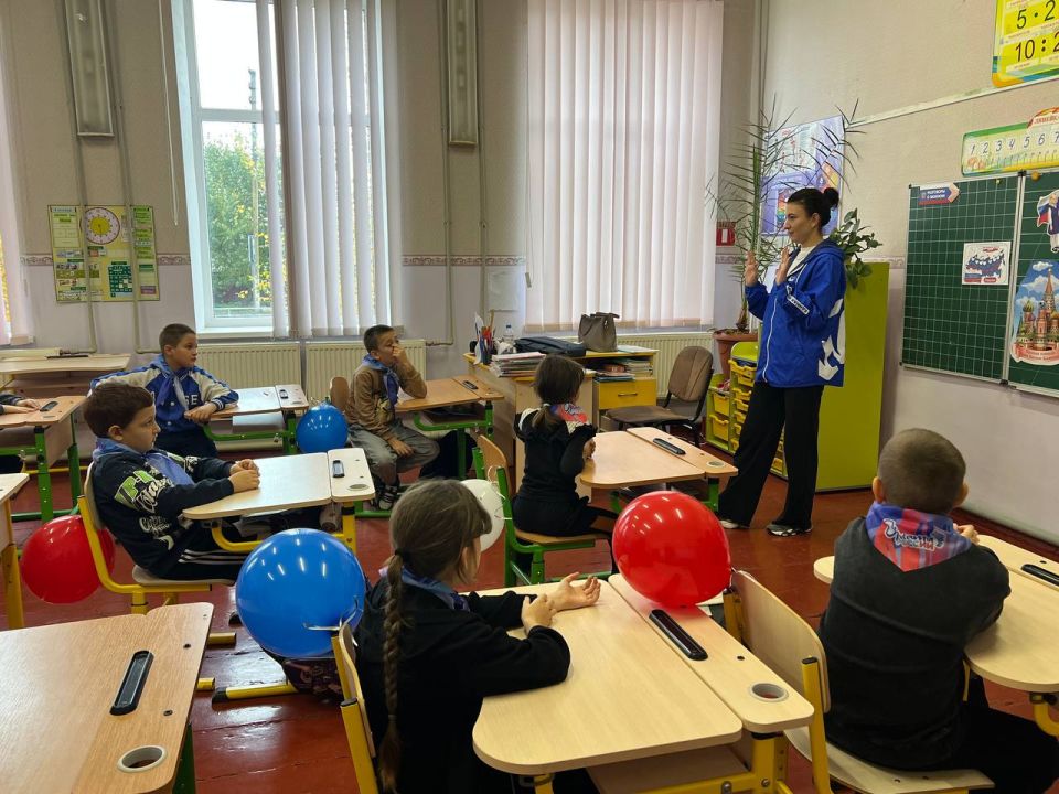 Активисты «Единой России» и молодежь провели флешмоб «Ладони Единства» для школьников