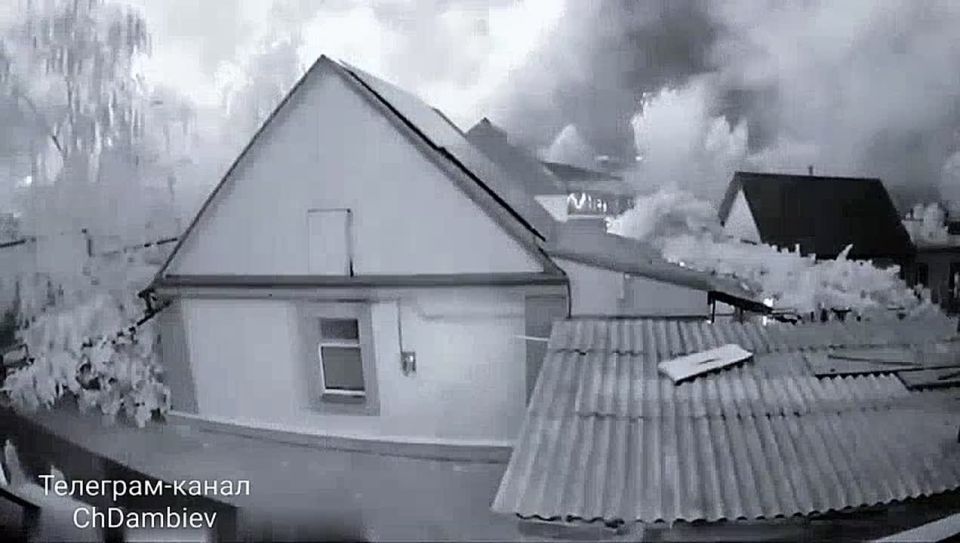 Чингис Дамбиев: Запорожское направление. Камера видеонаблюдения зафиксировала удар русских РСЗО "Град" по пункту временной дислокации боевиков киевского режима