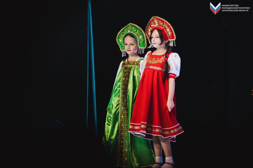 Днепрорудненские красавицы приняли участие в праздничном концерте, посвященном Дню народного единства