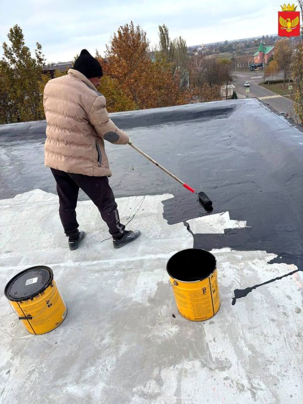 В Приморске продолжаются ремонты кровель многоквартирных домов, которые включены в адресную региональную программу капитального ремонта общего имущества в многоквартирных домах Запорожской области на 2024-2026 годы