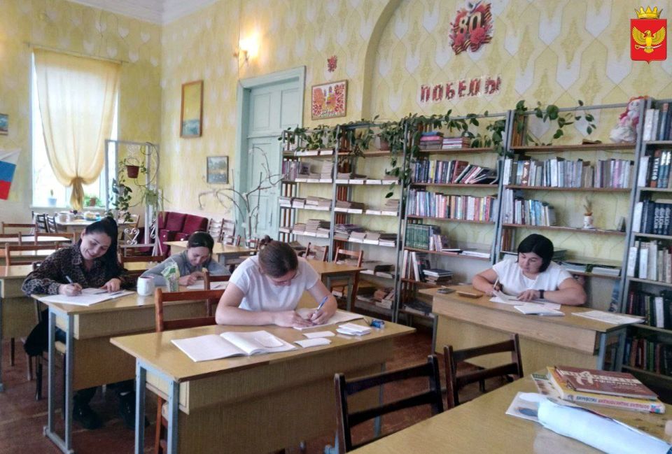 ФОТО ДНЯ. Уютный и тихий читальный зал для взрослых и юношества Приморской центральной библиотеки - идеальное место для подготовки к экзаменам, сессии и практическим работам