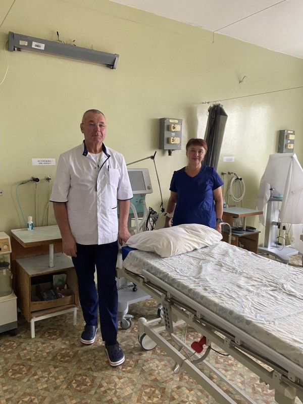 В Приморской центральной районной больнице трудится врач-анестезиолог-реаниматолог Юрий Дюдин, который прибыл в командировку из Заполярья в рамках шефской помощи медицинским учреждениям Приморского муниципального округа