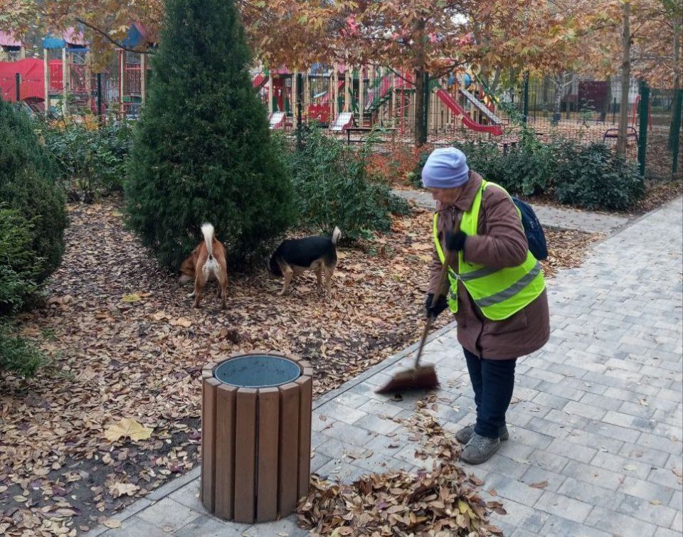 С начала этой после праздничной недели сотрудники МУП УК «Контакт» выполнили целый комплекс работ по благоустройству Токмака