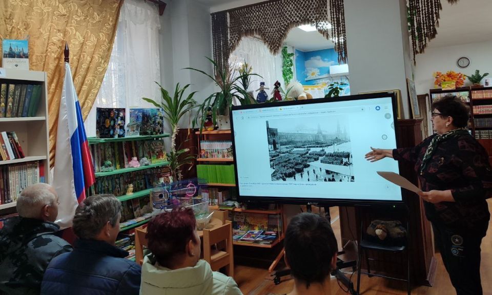 В рамках 80-летия Победы в Великой Отечественной войне, в Токмакской городской библиотеке - филиале прошел час мужества «Легендарный парад», посвященный военному параду на Красной площади 7 ноября 1941 года