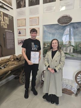 Представитель Мурманской области Ирина Гайдуковская вручила благодарственное письмо от Комитета по молодежной политики Мурманской области заместителю директора по АХЧ Приморского Центра творчества Станиславу Лазареву