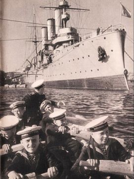 это было сегодня.... 7 ноября 1917 года, в 21:40, прозвучал холостой выстрел «Авроры», который подал сигнал к началу взятия Зимнего дворца во время «октябрьского переворота»