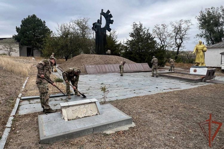 Военнослужащие Росгвардии восстановили мемориал воинам-освободителям в Запорожской области