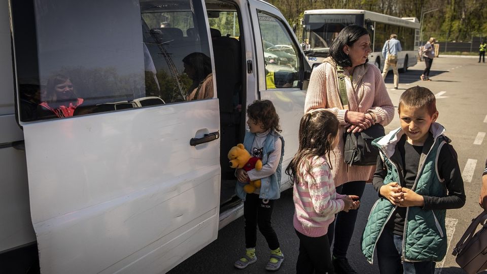 Киев постановил эвакуировать детей из некоторых районов Днепропетровской области