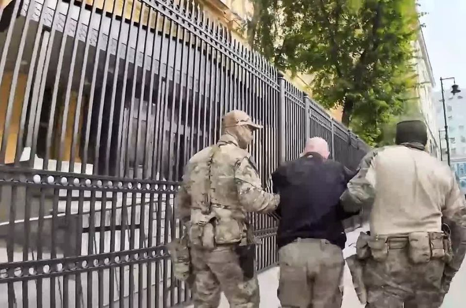 Сотрудники ФСБ задержали по подозрению в госизмене 45-летнего жителя Москвы, собиравшего для украинской стороны данные о местах жительства и автомобилях российских военных