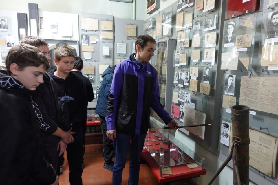 В рамках мероприятий, приуроченных к Году защитника Отечества и 80-летия Великой Победы, в Токмакском краеведческом музее прошли тематические экскурсии для школьников