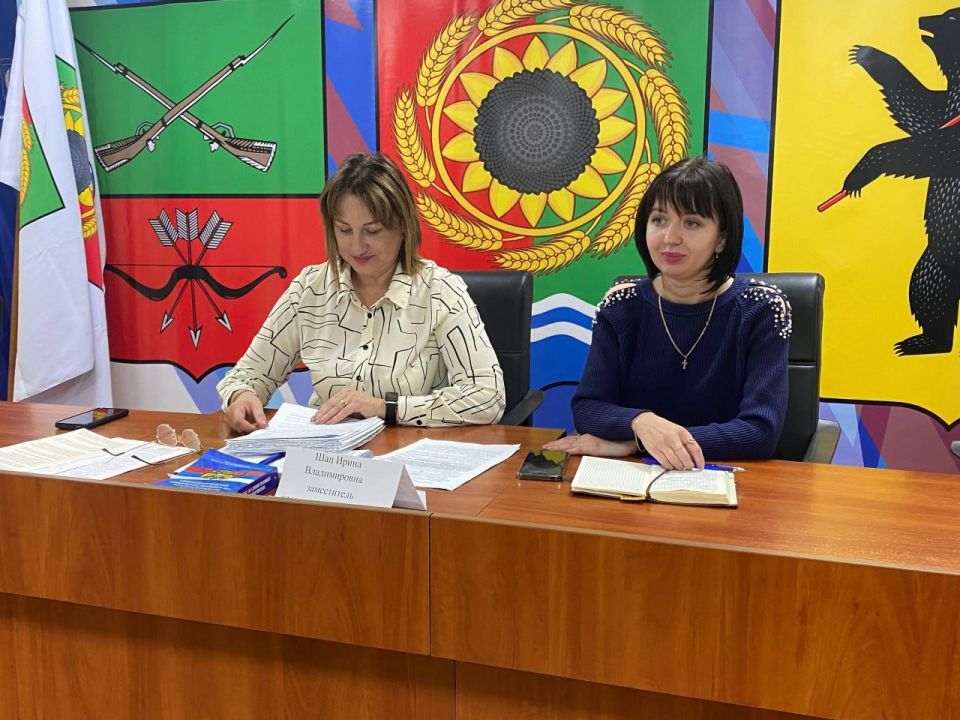 Состоялось очередное заседание комиссии по делам несовершеннолетних и защите их прав Акимовского муниципального округа под председательством первого заместителя главы Оксаны Навроцкой