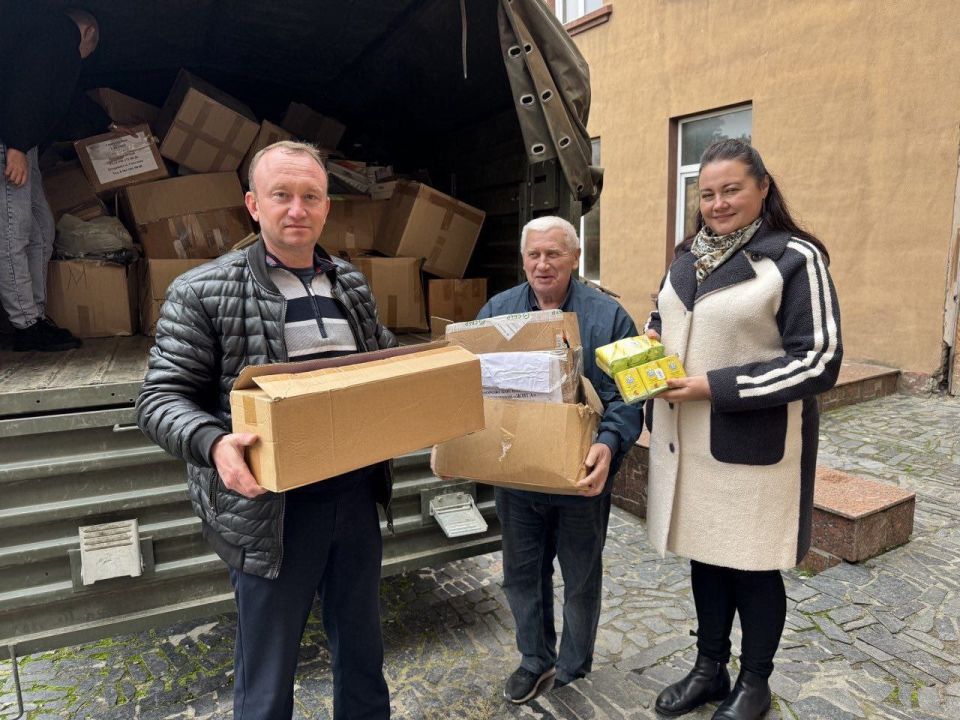 В Запорожской области местные отделения партии «Единая Россия» и администрация Бердянска передали гуманитарную помощь храмам региона