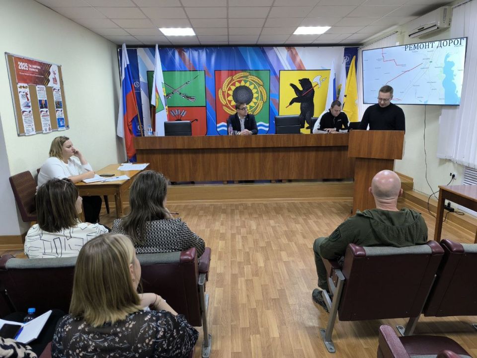 Традиционно каждый вторник глава Акимовского муниципального округа Александр Трудоношин проводит большое расширенное совещание с аппаратом, руководителями теротделов и отделов муниципалитета, представителем шеф-региона...