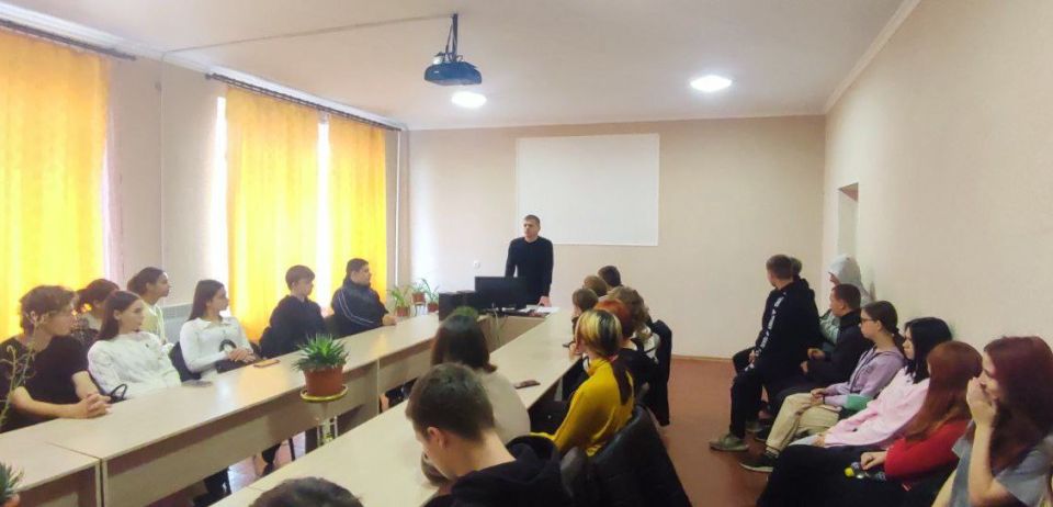 Сотрудники администрации Токмакского муниципального округа в тесном сотрудничестве с работниками образовательных учреждений проводят работу с молодежью на предмет непринятия терроризма и экстремизма