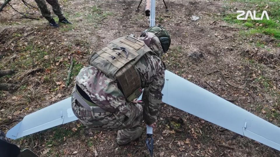 Расчёт разведывательно-ударного комплекса ZALA «Ланцет» Новороссийского гвардейского соединения ВДВ в составе группировки войск «Днепр» обнаружил и уничтожил самоходную артиллерийскую установку противника на Ореховском...