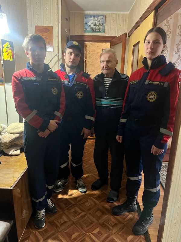 Добровольцы Запорожского РО ВСКС совместно со студентами-спасателями из Москвы и Дагестана посетили одного из старейших жителей Бердянска, ветерана Великой Отечественной войны, Василия Григорьевича Огуя, которому в этом году...
