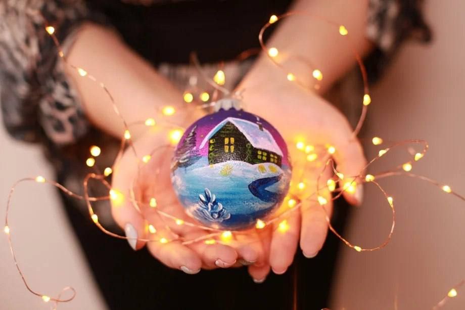 Друзья!. А ведь скоро Новый год! И об этом нам настойчиво напоминают магазины, на полках которых едва ли не с середины октября появились искусственные елки, новогодние игрушки, подарки и сладости в праздничной упаковке