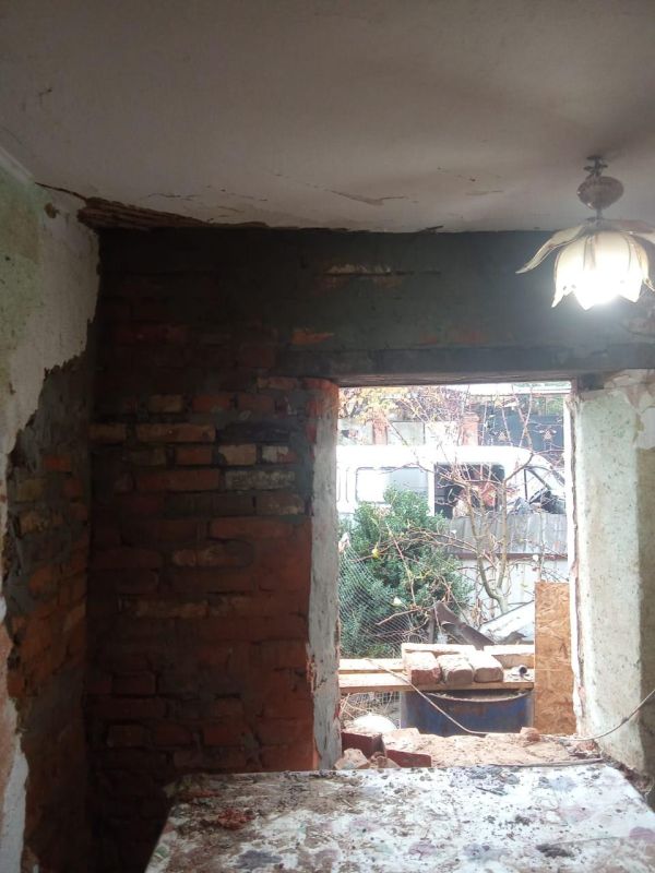 Специалисты из Ингушетии продолжают восстанавливать дом в Молочанске, пострадавший от обстрела