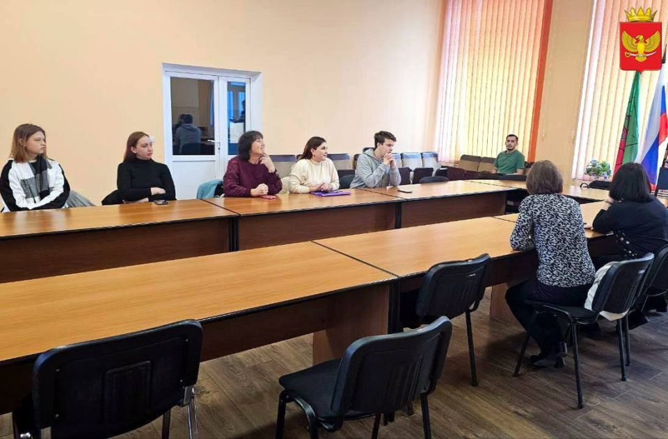 В четверг, 13 ноября, в малом зале администрации Приморского муниципального округа представитель Федерального агентства по делам национальностей провел фокус-группу для сотрудников сферы культуры, образования и и госслужащих