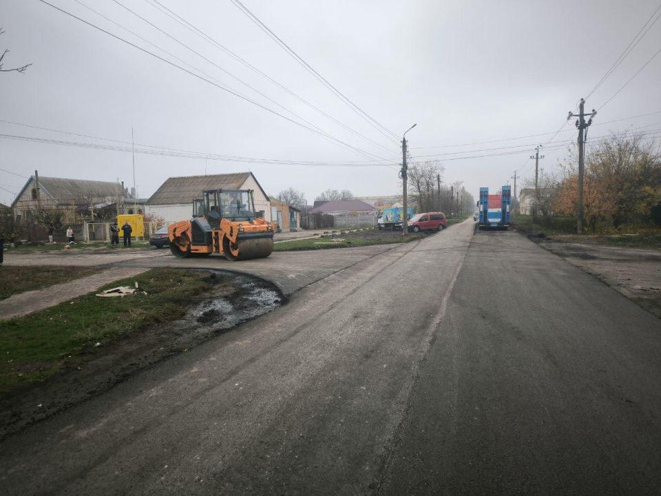 В рамках шефской помощи Ярославская область проводит фрезерование старого покрытия и укладку двухслойного асфальтобетона